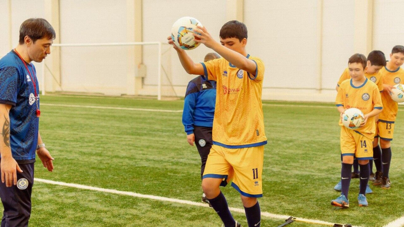 Более ста особенных детей в Казахстане занимаются в секции по футболу бесплатно