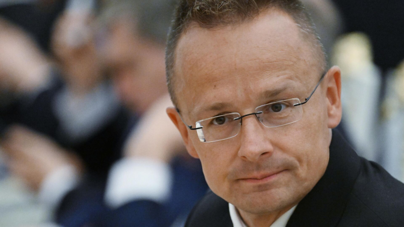 НАТО пересечет красную линию, вступив в конфликт на Украине, заявил Сийярто