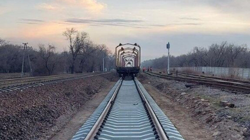 Первые рельсы обводного пути уложены в Алматинской области Казахстана