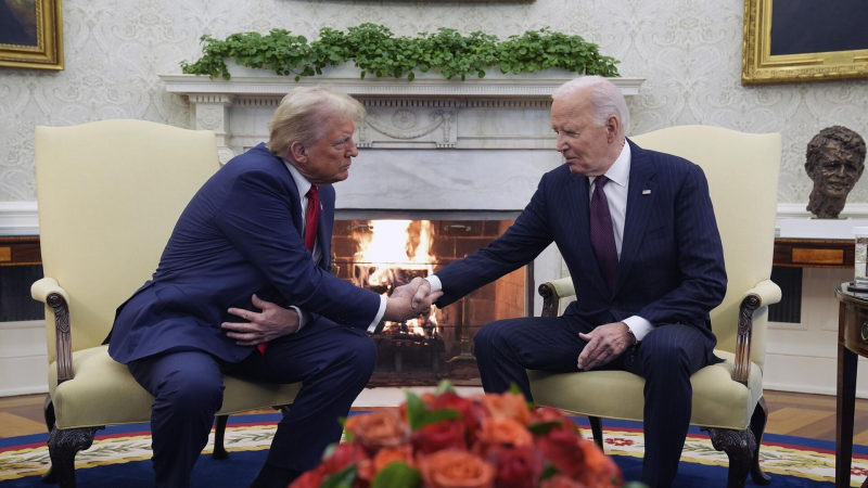 Сенаторы призвали Байдена ограничить возможности Трампа, сообщили СМИ