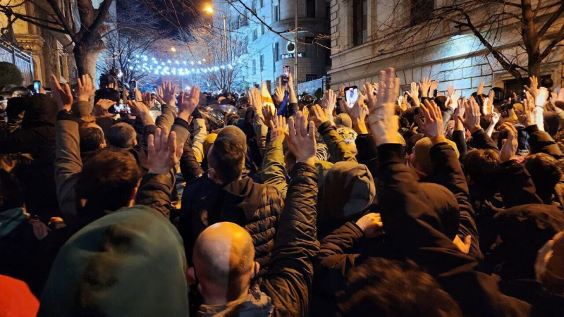 Сторонники грузинской оппозиции перекрыли проспект около здания парламента