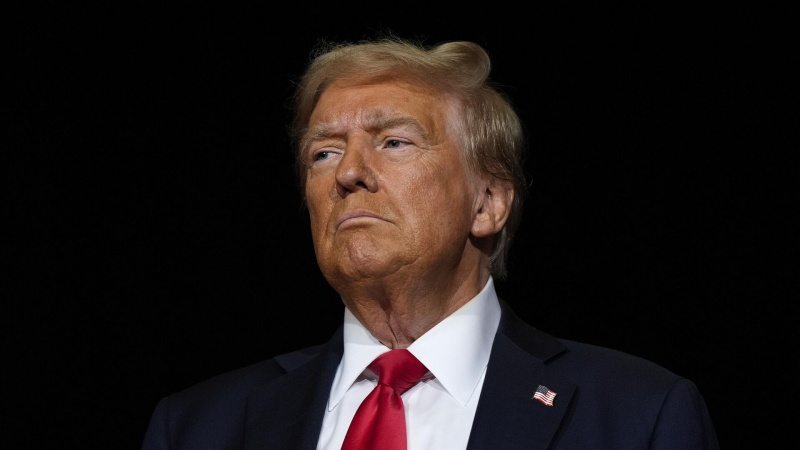 Трамп заявил об угрозах невинным американцам при покинувшем пост главе ФБР