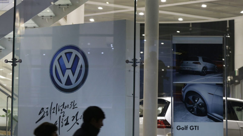 В ФРГ сотрудники Volkswagen вышли на акцию против сокращения производства