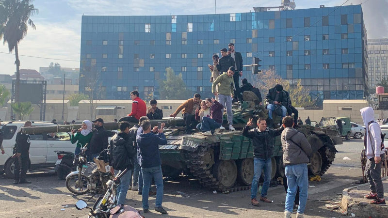 Захватившие Дамаск боевики объявили комендантский час в городе